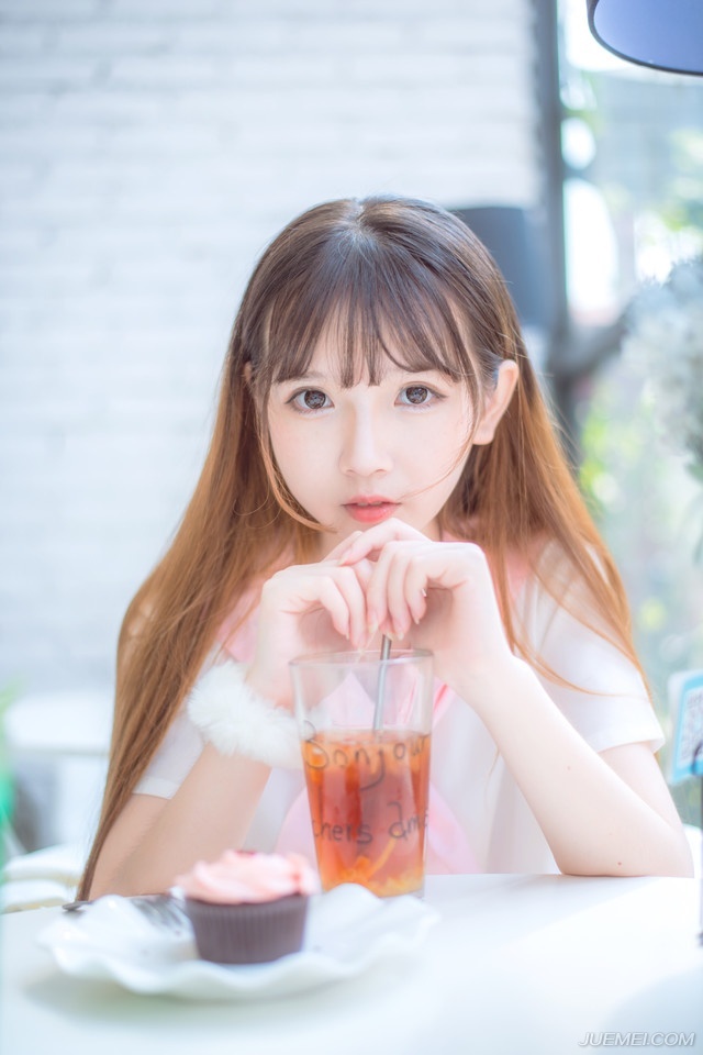 这一次，也许是因为兼顾的战船少了，陈到只会起来倒是颇为顺畅，十几艘小船围在一起，顶着敌人的箭雨，朝着拦在他们退路的江东水军撞了过去。